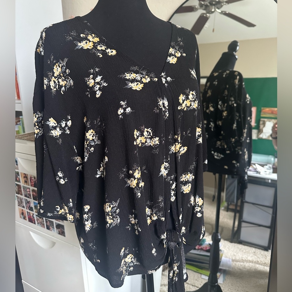 Black LUQ floral tie-front blouse flutter sleeve drop shoulder Large